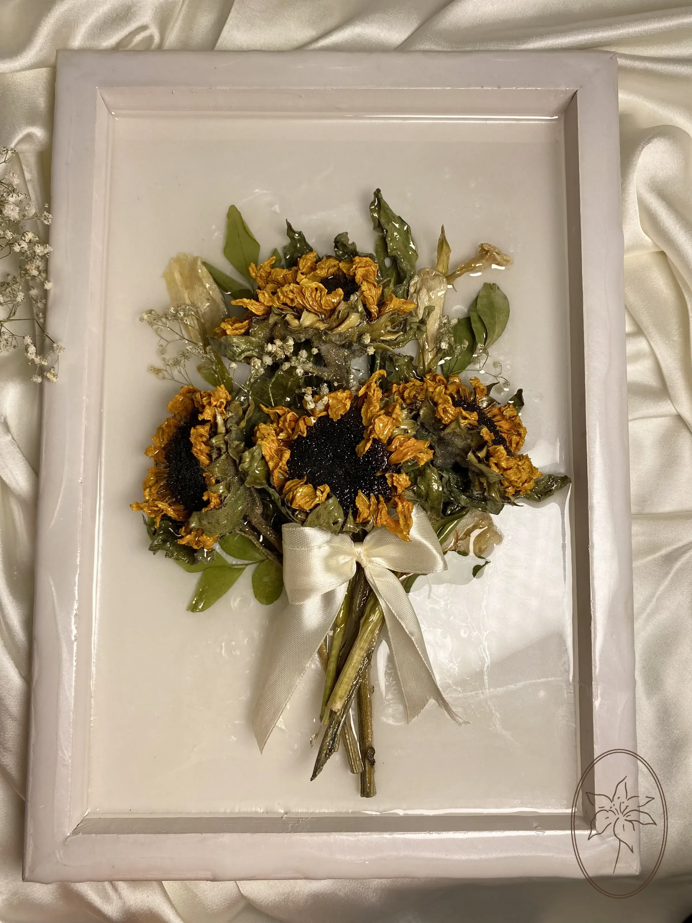 Sunflower bouquet preservation frame, flower preservation service in Pakistan , Flower preservation ideas , how to preserve flowers , Sunflower boquet preservation resin frame , Resin preservation ideas